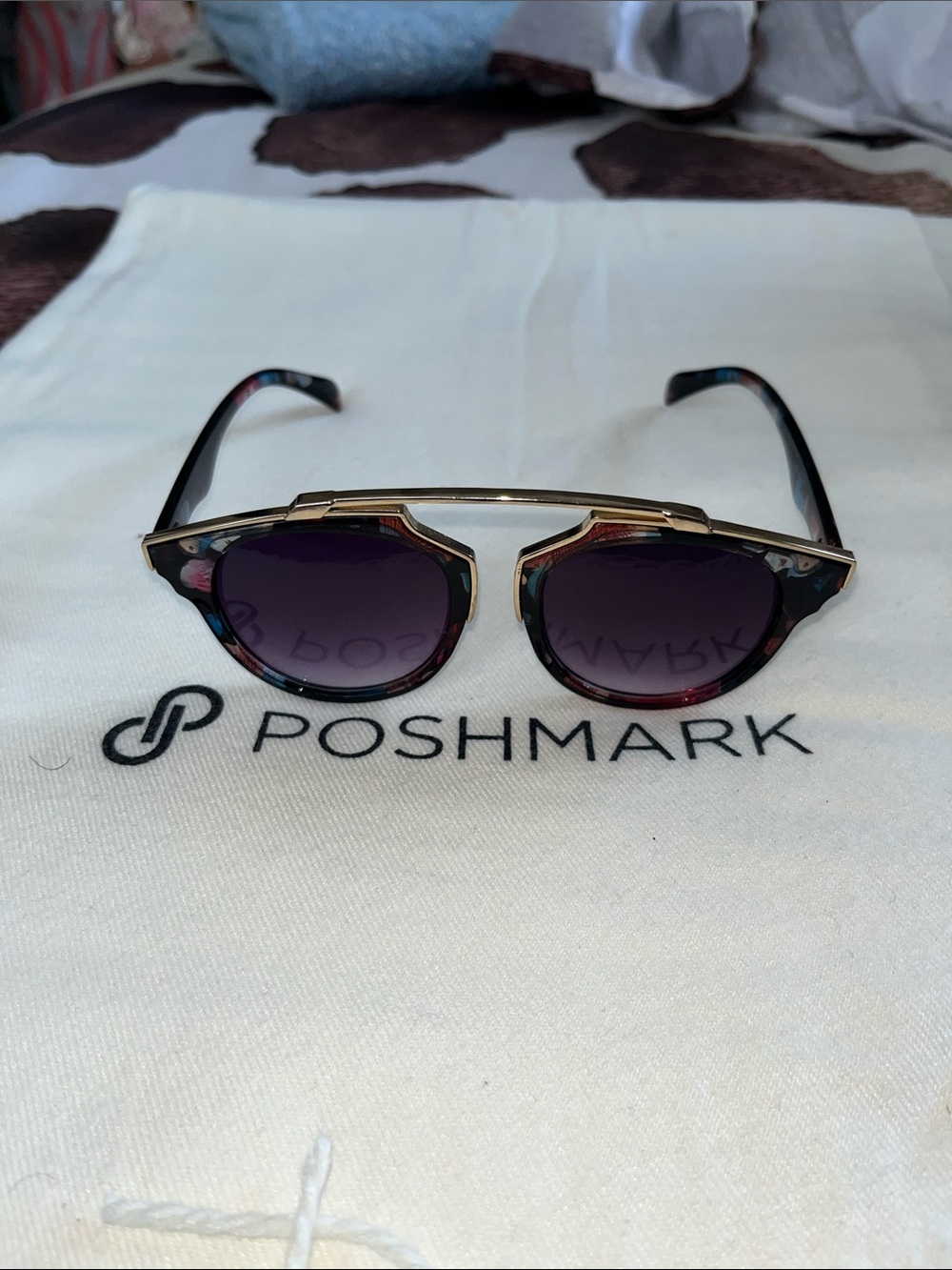 Modern Geometric Round Sunglasses with Gold Accents - Picture 1 of 4